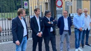 Elezioni Arcore presentazione candidato centrodestra avvocato Maurizio Bono, al centro con le braccia conserte