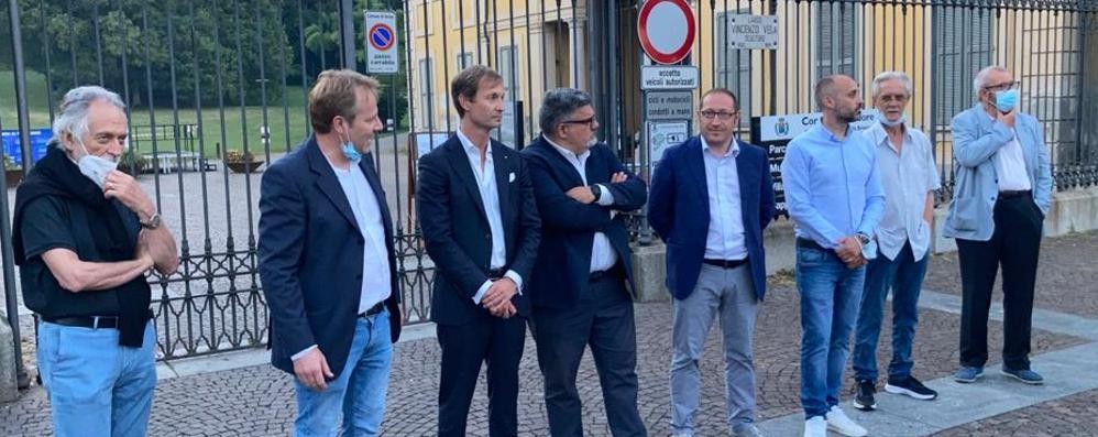 Elezioni Arcore presentazione candidato centrodestra avvocato Maurizio Bono, al centro con le braccia conserte