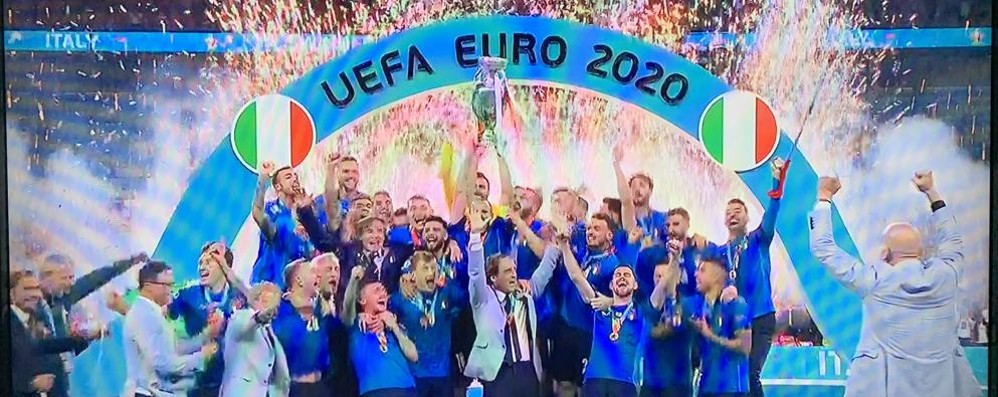 Calcio euro 2020: Gianluca Vialli di spalle esulta insieme all’Italia