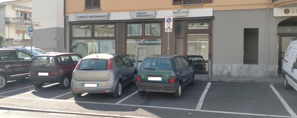 Lo sportello del Banco Ppm-Credito bergamasco di Camnago chiuso ormai da mesi