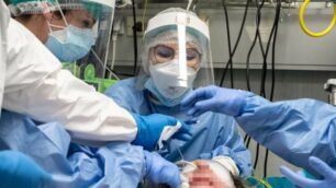 Una paziente intubata al San Gerardo di Monza
