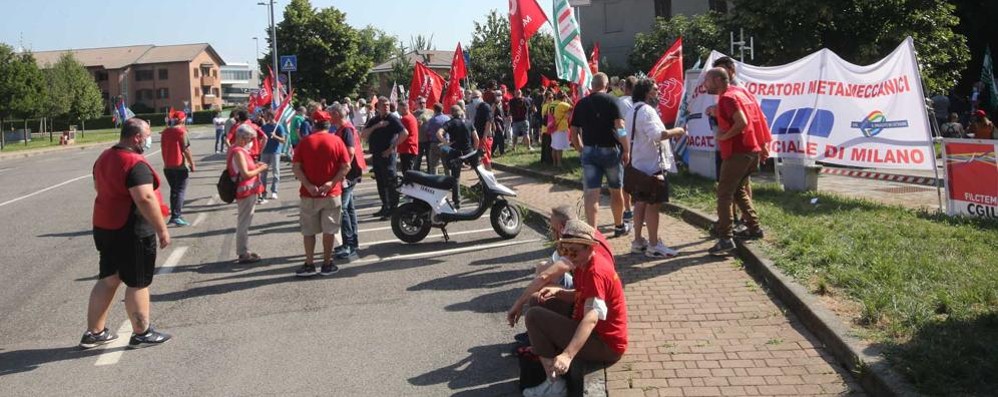 Lavoratori Gianetti Ruote davanti alla sede della provincia martedì