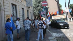 I lavoratori Gianetti Ruote fuori dalla Prefettura di Monza