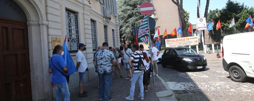 I lavoratori Gianetti Ruote fuori dalla Prefettura di Monza