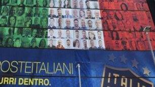 Poste Italiane: la maxi bandiera per tifare Italia con anche undici dipendenti di Monza e Brianza