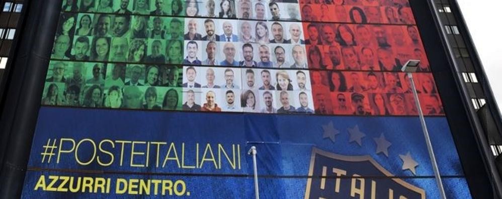 Poste Italiane: la maxi bandiera per tifare Italia con anche undici dipendenti di Monza e Brianza