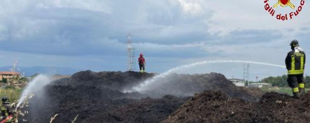 Incendio materiale compostaggio (foto VdF)