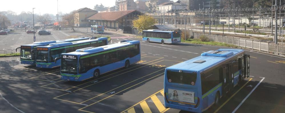 Il capolinea degli autobus in piazza Castello a Monza