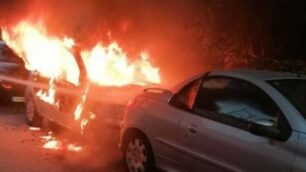 L’auto in fiamme
