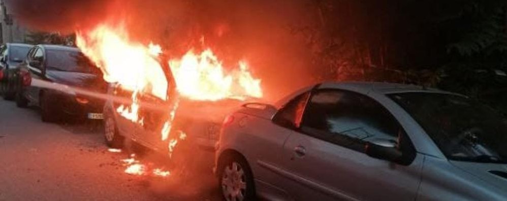 L’auto in fiamme