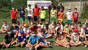 I bambini con gli agenti di polizia locale