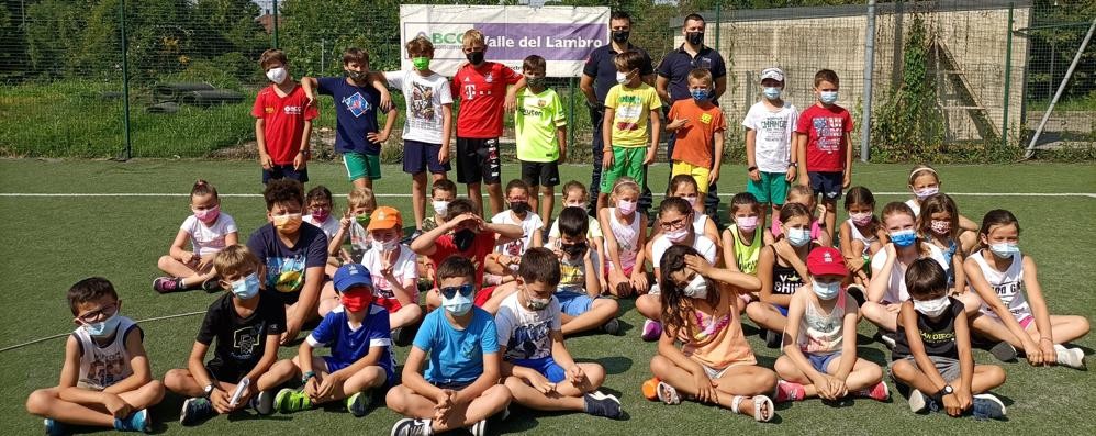 I bambini con gli agenti di polizia locale