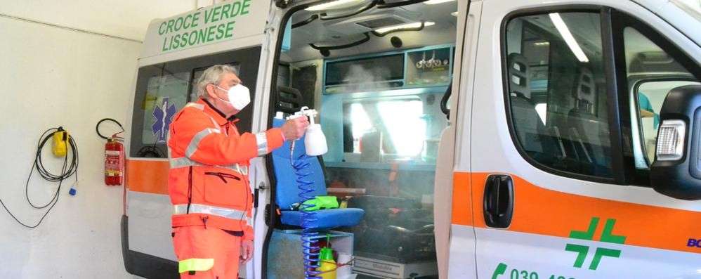 La sanificazione di un mezzo della Croce Verde di Lissone