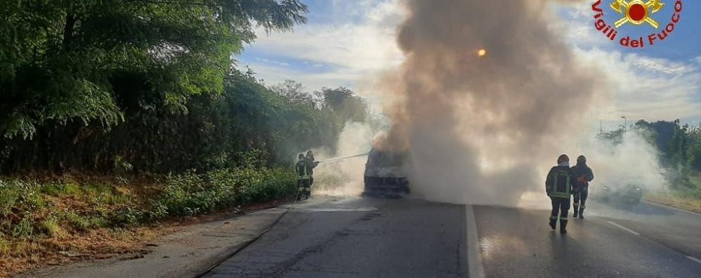 Incendio di un furgone in viale delle Industrie