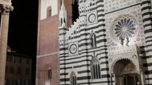 La facciata del duomo illuminata