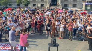 La manifestazione in piazza a Monza (foto dalla pagina Facebook del Comitato liberi pensatori)