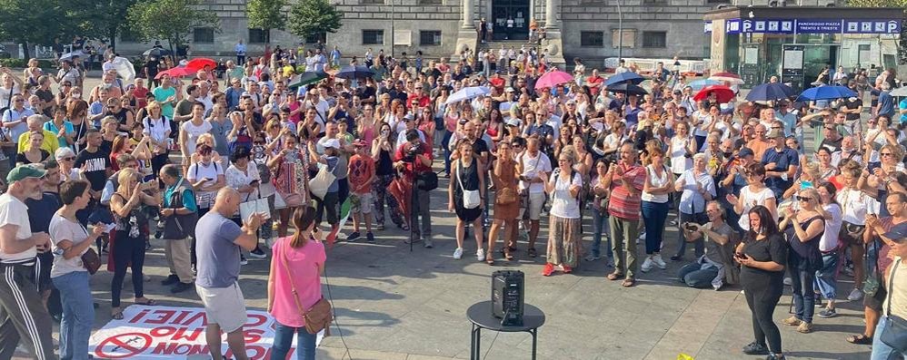 La manifestazione in piazza a Monza (foto dalla pagina Facebook del Comitato liberi pensatori)