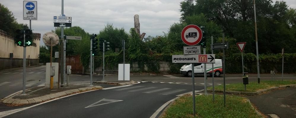 Monza via della Taccona nuovo semaforo all'incrocio con via Ticino