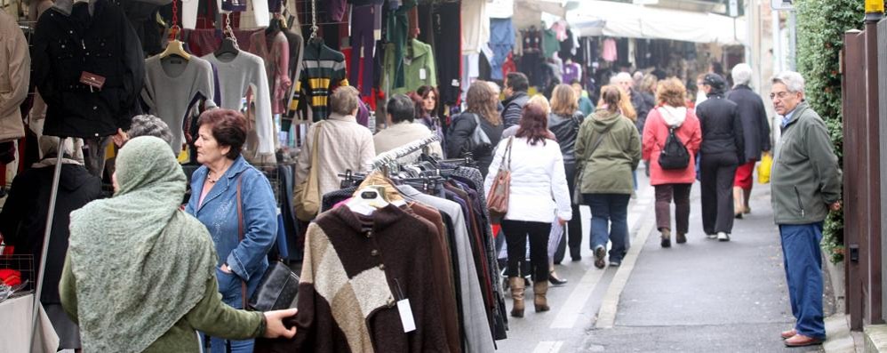 Via Piaisello con il mercato