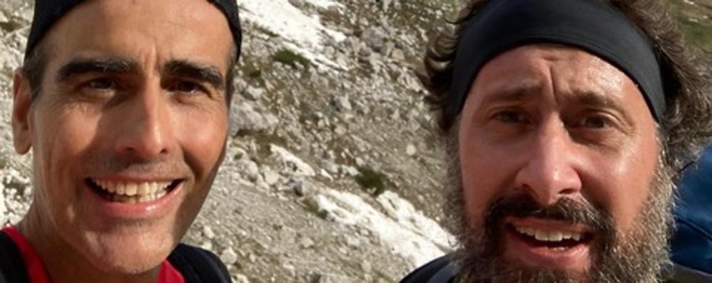 Da sinistra, Simone Centemero e il cugino Carlo Piana al rifugio Maria e Alberto al Brentei