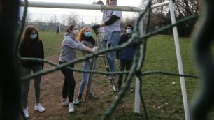 Monza Giovani oratorio sn Fruttuoso durante i lavori ai giardini di via Valosa di sotto