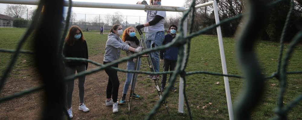 Monza Giovani oratorio sn Fruttuoso durante i lavori ai giardini di via Valosa di sotto