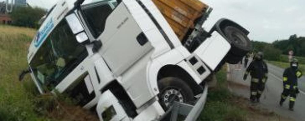 Incidente camion Cornate (foto Vigili del fuoco)