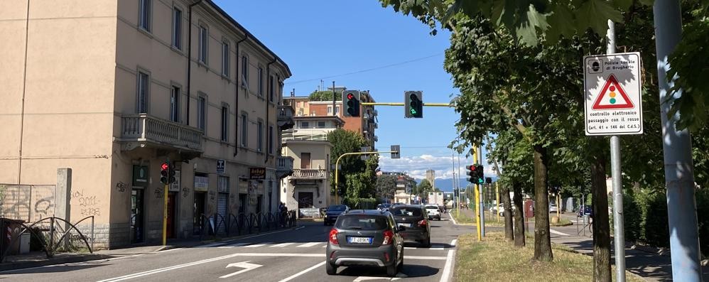 il semaforo all'incrocio tra viale lombardia e le vie monza e vittorio veneto