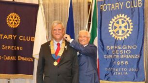Gilberto Chiarelli, neo presidente del Rotary Sedeca riceve il "collare" da Ermanno Adinulfi