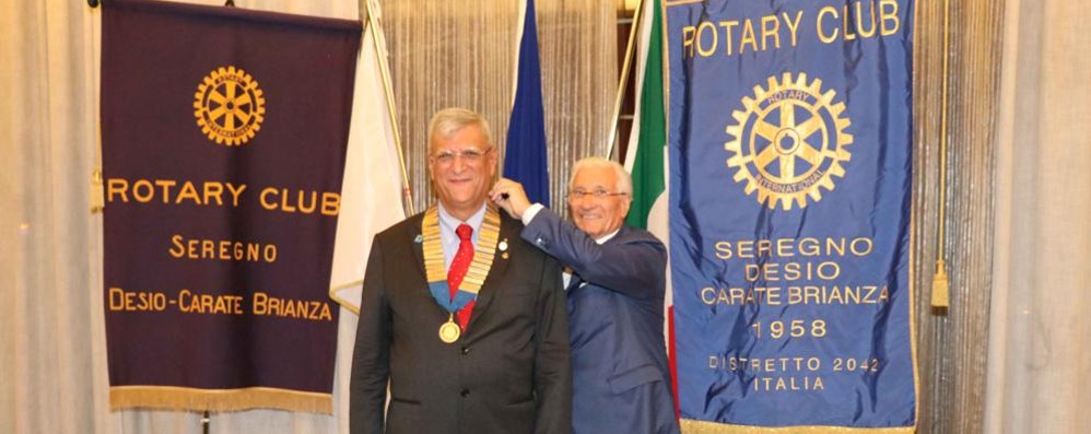 Gilberto Chiarelli, neo presidente del Rotary Sedeca riceve il "collare" da Ermanno Adinulfi