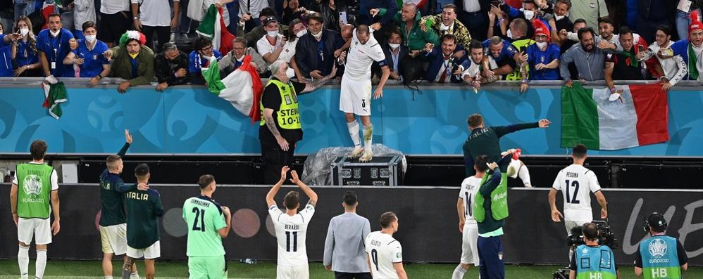 Festa per i giocatori italiani dopo aver conquistato l’accesso alla finale degli Europei di calcio