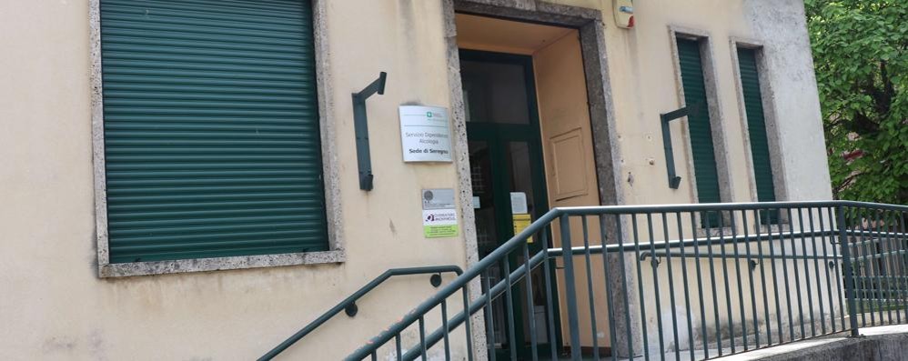 La sede dell'Asst servizio dipendenza alcologia di via Bellini a Seregno ( foto Volonterio)