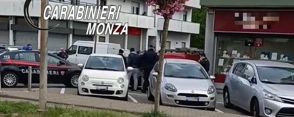 La scena dell’arresto a Cesano dopo la tentata rapina all’Oro Cash