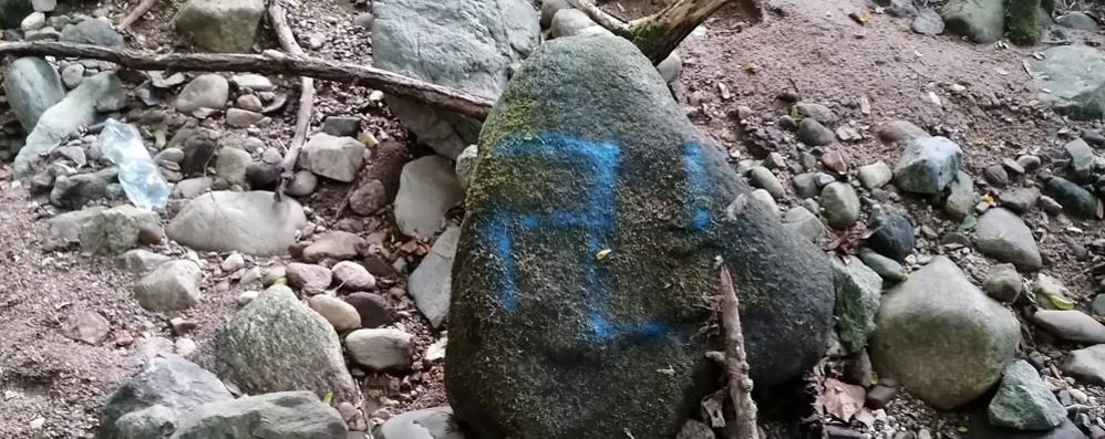 La svastica disegnata su un sasso nella valle del Pegorino
