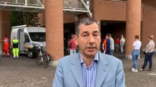 Il sindaco Sartini davanti alla fila di ragazzi in attesa di fare un tampone