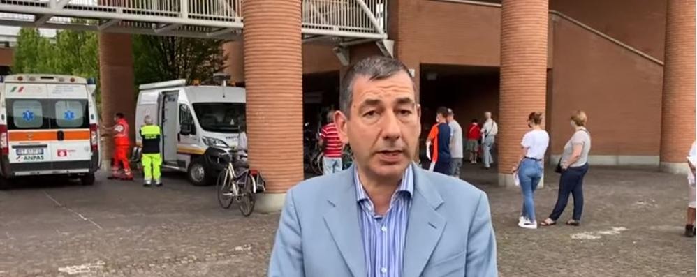 Il sindaco Sartini davanti alla fila di ragazzi in attesa di fare un tampone