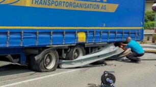 Giussano incidente tir guard rail via Furlanelli