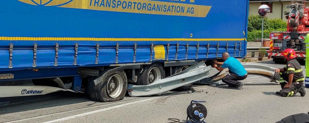 Giussano incidente tir guard rail via Furlanelli