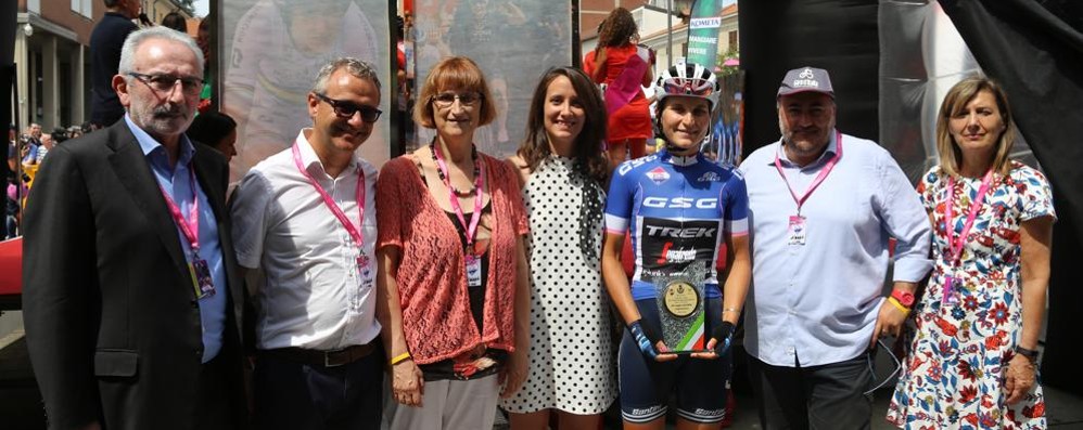 Elisa Borghini premiata dalla giunta (2019 durante tappa Lissone de Giro Rosa)