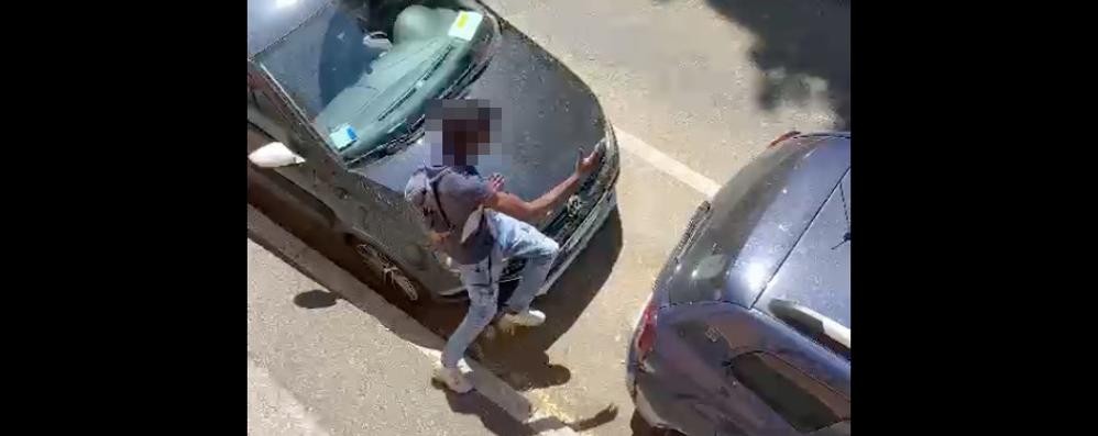 L’uomo identificato dai passanti come vandalo delle auto