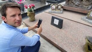 Davide Vago, titolare delle pompe funebri Lanzani e dell'agenzia funebre online funeraliecremazioni, fotografa il QR code sulla tomba dei nonni a Seveso