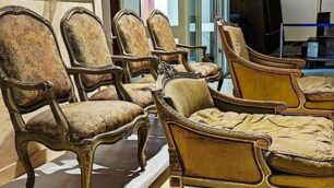 Le sedie e le poltrone della Sala degli uccelli in restauro nella foto pubblicata dalla Reggia di Monza
