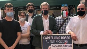 Il gazebo dei Fratelli d'Italia a Vimercate