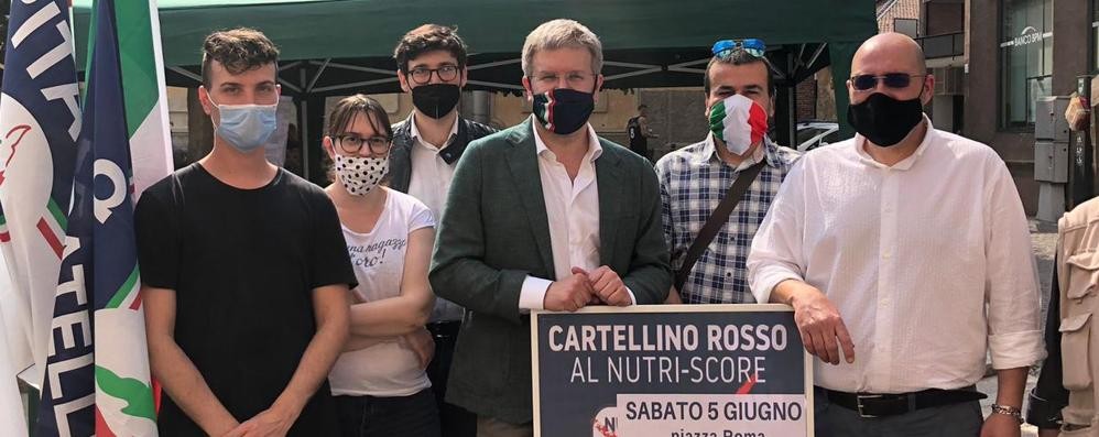 Il gazebo dei Fratelli d'Italia a Vimercate