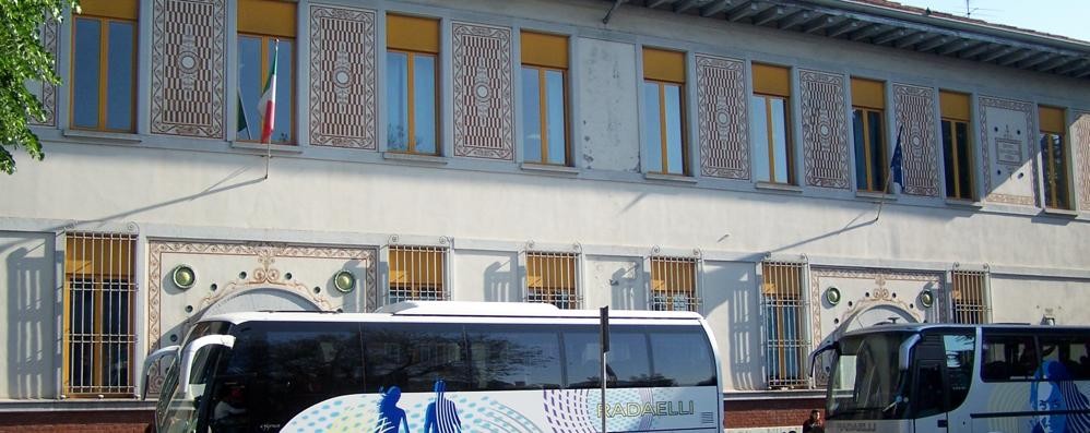 La facciata della scuola Stoppani di via Stoppani