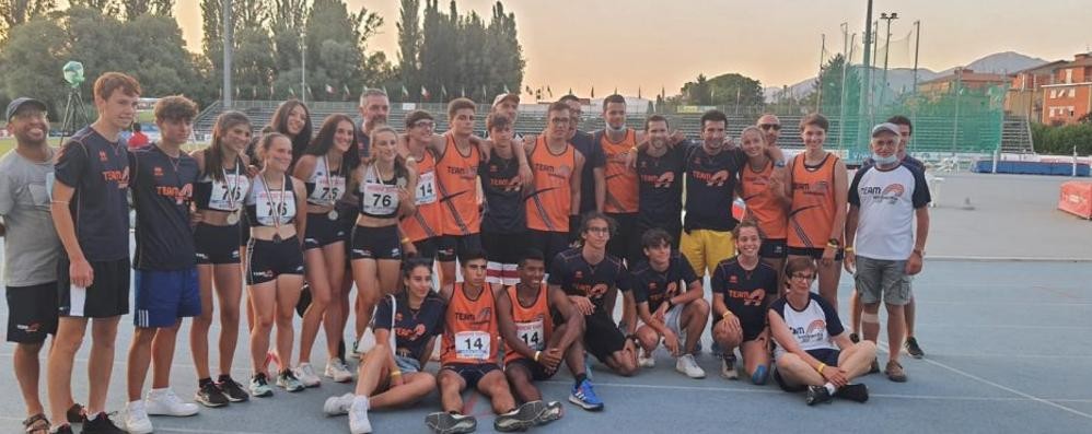 Un gruppo di atleti e atlete categoria allievi/e, Team A Lombardia che ha la sede operativa a Brugherio