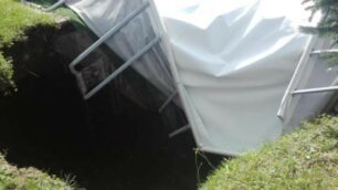La voragine che si è aperta nel giardino a Biassono (foto Vigili del fuoco)