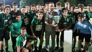 La rosa del Vis Nova Giussano festeggia la vittoria nel triangolare del centenario ( foto Volonterio)