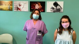 Carate ospedale mostra fotografica Sara Colombo insieme alla responsabile di ostetricia