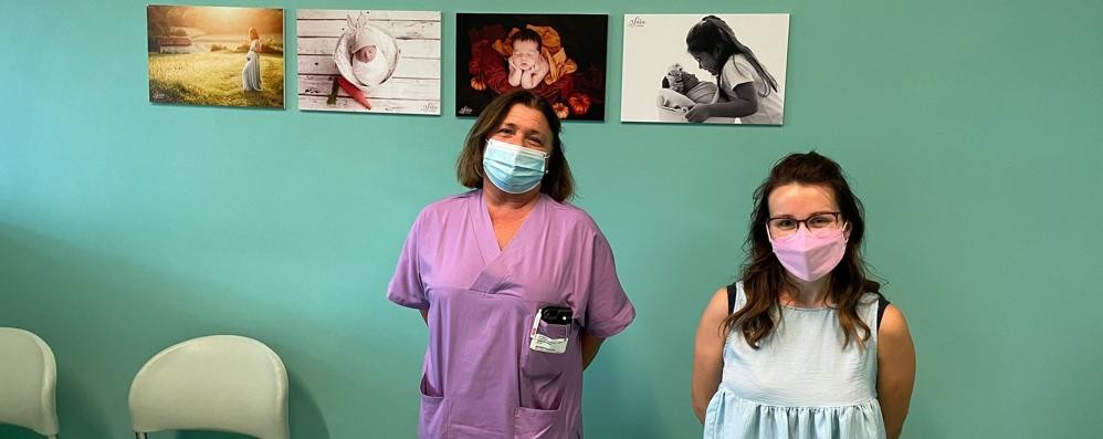 Carate ospedale mostra fotografica Sara Colombo insieme alla responsabile di ostetricia